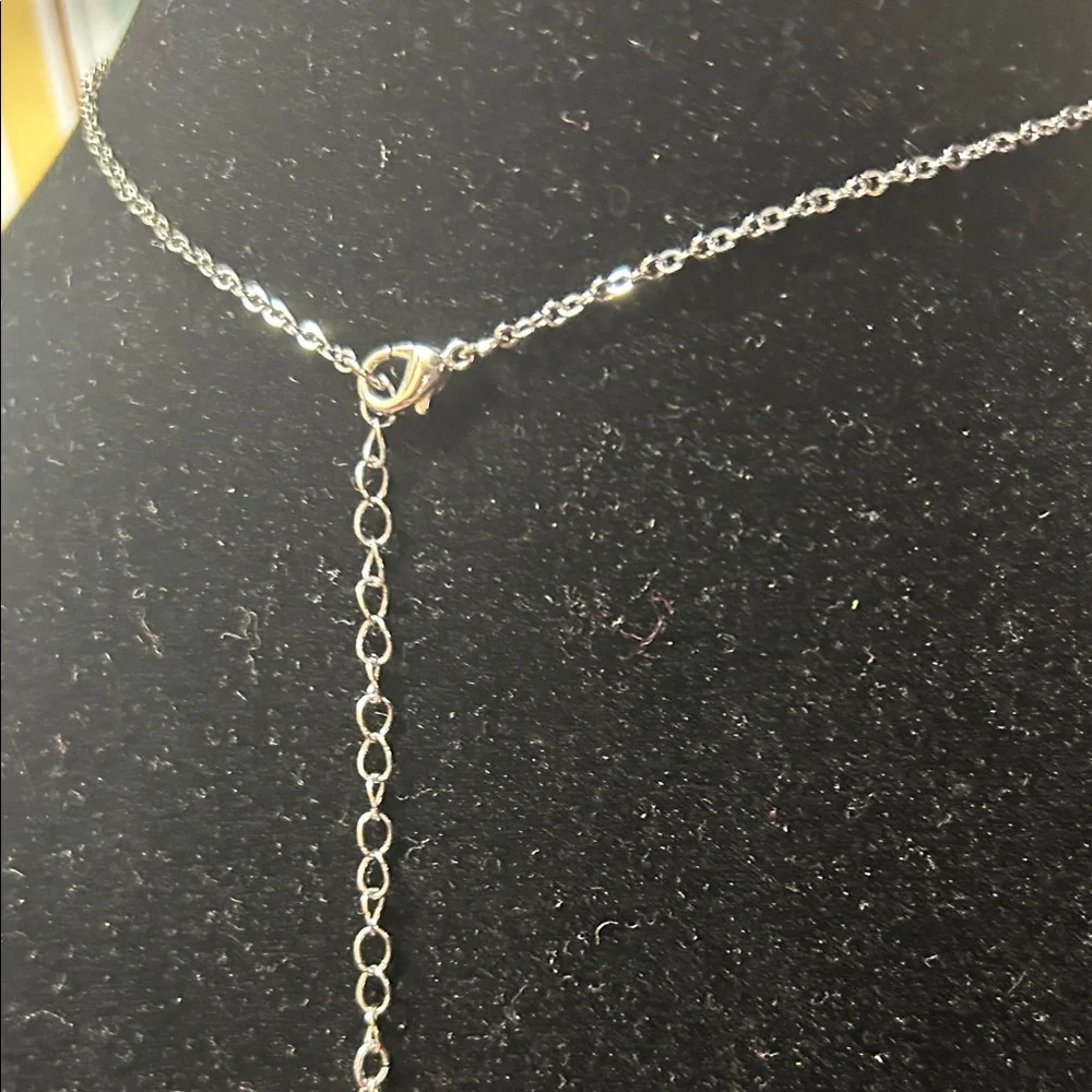 Elegant Silver Leaf Pendant Necklace - Picture 3 of 4